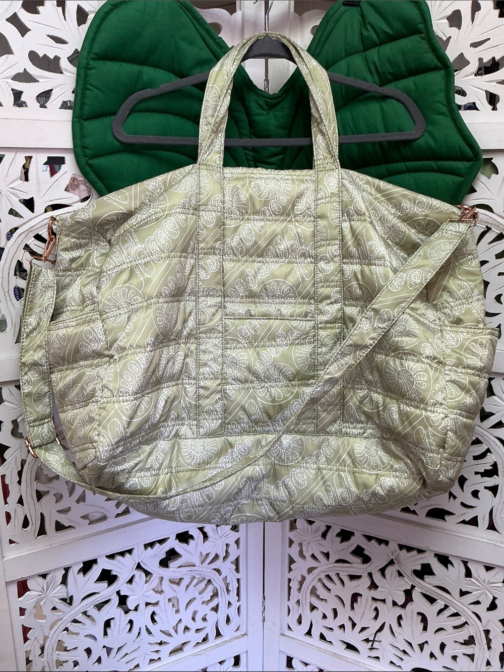 Kinolau manaola hapu’u fern cross body duffle bag. Lime green color. Side pocket